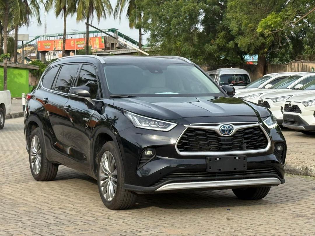 Clean 2022 Toyota Highlander Platinum Hybrid Available in Ikeja - Call 09036115200