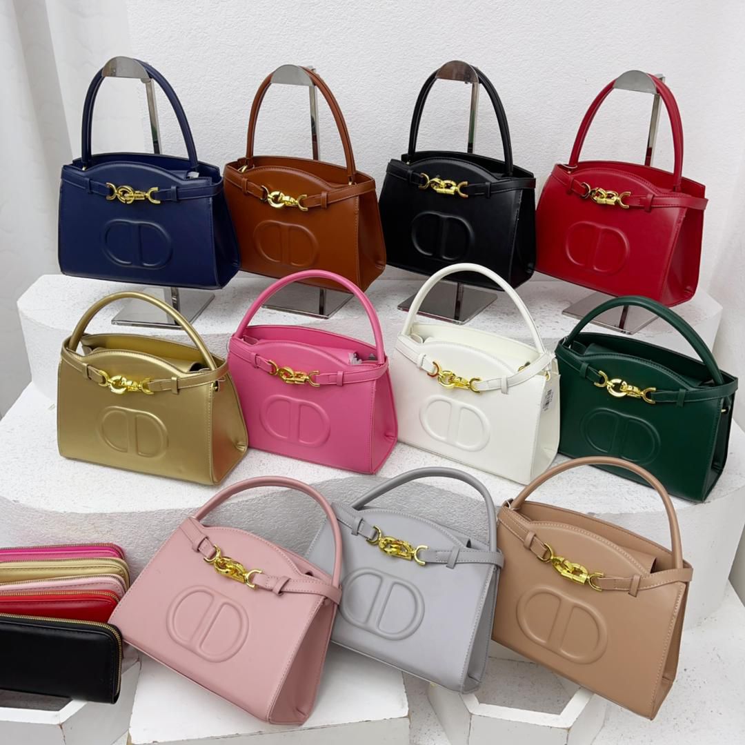 Luxurious unisex wears like, gown, bag, shoes, jeans trousers, skirt and shirts. _Enugu (L.G.A)